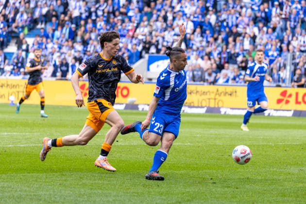 Deutschland: 2.Bundesliga, 34. Spieltag, Saison 2025 2026, 1.FC Magdeburg vs 1. FC Kaiserslautern Avnet Arena (Magdeburg) : Atik Baris (1. FC Magdeburg, 23) im Zweikampf gegen Robinson Leon (1. FC Kaiserslautern, 37)