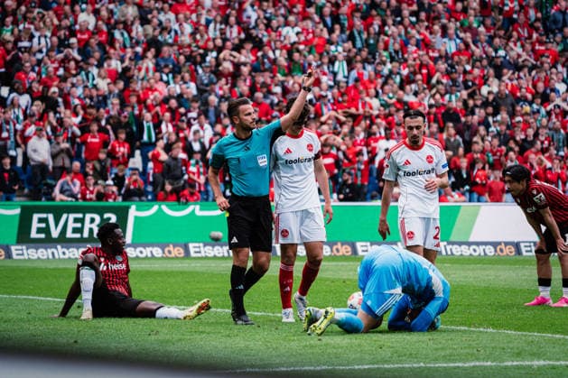 2. Bundesliga: Hannover 96 vs. 1. FC Nürnberg, 17.05.2026 Jan Reichert (1. FC Nürnberg, 1) liegt am Boden, Mustapha Bundu (Hannover 96, 7) bekommt die gelbe Karte von Daniel Schlager (Schiedsrichter); Fußball, 2. Bundesliga, 34. Spieltag: Hannover 96 vs. 1. FC Nürnberg am 17.05.2026 in der Heinz von Heiden Arena, Hannover DFL REGULATIONS PROHIBIT ANY USE OF PHOTOGRAPHS AS IMAGE SEQUENCES AND OR QUASI-VIDEO.