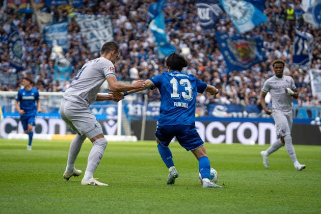 17.05.2026, xdaymx, Fussball 2.Bundesliga, Karlsruher SC - VfL Bochum, vr. Shio Fukuda (Karlsruher SC) versucht sich aus dem Klammergriff von Erhan Masovic (VfL Bochum) zu lösen (DFL DFB REGULATIONS PROHIBIT ANY USE OF PHOTOGRAPHS as IMAGE SEQUENCES and or QUASI-VIDEO) Karlsruhe