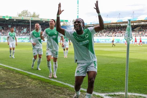 Noel Futkeu 9 (Spvgg Greuther Fuerth) jubelt ueber sein Tor zum 3:0, Emotion, Freude, mit Vorbereiter Felix Klaus 30 (Spvgg Greuther Fuerth), SpVgg Greuther Fuerth vs. Fortuna Duesseldorf, Fussball, Maenner, 2. Bundesliga, DFL, Saison 2025 2026, 34. Spieltag, Rueckrunde, 17.05.2026 DFB regulations prohibit any use of photographs as image sequences and or quasi-video Fuerth Bayern Deutschland