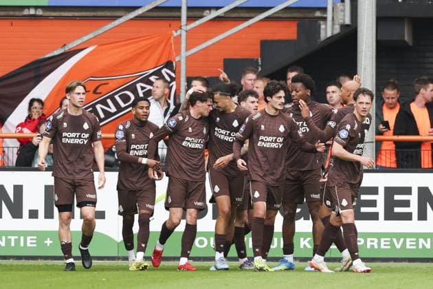 VOLENDAM - Telstar players celebrate Danny Bakker s 1-1 during the Dutch Eredivisie match between FC Volendam and Telstar at the Kras Stadium on May 17, 2026, in Volendam, the Netherlands. SONNY LENSEN ANP Eredivisie 2025-2026 xVIxANPxSportx xxANPxIVx 558547862 originalFilename: 558547862.jpg