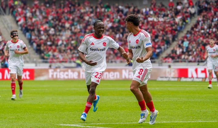 Deutschland: Fussball 2.Bundesliga 2025 2026, 34. Spieltag - Hannover 96 vs 1. FC Nürnberg - Heinz von Heiden Arena Stadion (Hannover): Tor und Torjubel zum Mohamed AlÃ¬ Zoma Mohamed Ali Zoma (1. FC Nürnberg, 23) Henri Koudossou (1. FC Nürnberg, 8) Hannover