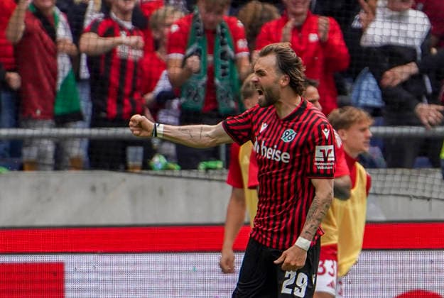 Deutschland: Fussball 2.Bundesliga 2025 2026, 34. Spieltag - Hannover 96 vs 1. FC Nürnberg - Heinz von Heiden Arena Stadion (Hannover): Tor und Torjubel zum Kolja Oudenne (Hannover 96, 29) Hannover