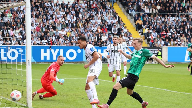 17.05.2026, xrekx, Fussball 2.Bundesliga, SV Elversberg - Preußen Münster v.l. Nicolas Kristof (SV 07 Elversberg) Jan Gyamerah (SV 07 Elversberg) Joshua Mees (Preussen Muenster) (DFL DFB REGULATIONS PROHIBIT ANY USE OF PHOTOGRAPHS as IMAGE SEQUENCES and or QUASI-VIDEO) Elversberg