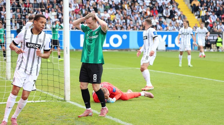 17.05.2026, xrekx, Fussball 2.Bundesliga, SV Elversberg - Preußen Münster v.l. Jan Gyamerah (SV 07 Elversberg) Joshua Mees (Preussen Muenster) enttaeuscht, enttäuscht, schaut enttaeuscht, niedergeschlagen, disappointed (DFL DFB REGULATIONS PROHIBIT ANY USE OF PHOTOGRAPHS as IMAGE SEQUENCES and or QUASI-VIDEO) Elversberg