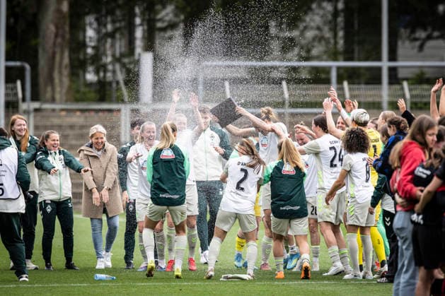 Sport Bilder des Tages LEVERKUSEN, 17.05.2026 - Werder Bremen feiert Larissa Muehlhaus (Werder Bremen, 7) mit der Torjägerkanone während der Begegnung Bayer 04 Leverkusen - Werder Bremen an Spieltag 26 der Google Pixel Frauen-Bundesliga am 17.05.2026 im Ulrich-Haberland-Stadion in Leverkusen (Nordrhein-Westfalen). DFL REGULATIONS PROHIBIT ANY USE OF PHOTOGRAPHS AS IMAGE SEQUENCES AND OR QUASI-VIDEO. Nordrhein-Westfalen Deutschland Copyright: xAxelxKohringx
