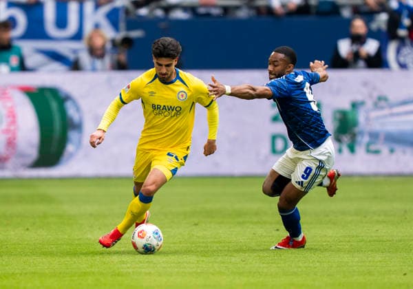 Zweikampf zwischen: duel between: Johan Gomez (Eintracht Braunschweig, 44) und Moussa Sylla (FC Schalke 04, 9) FC Schalke 04 - Eintracht Braunschweig, 2. Bundesliga, 34. Spieltag, Veltins-Arena Gelsenkirchen, Saison 2025 2026, 17.05.2026 DFB regulations prohibit any use of photographs as image sequences and or quasi-video. Copyright: HMBxMedia xMarcoxBader