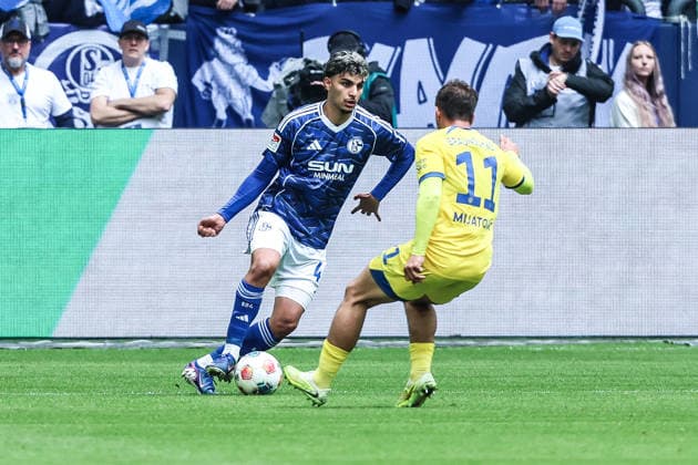 Fussball, 2. Bundesliga Saison 2025 2026 34. Spieltag FC Schalke 04 - Eintracht Braunschweig 17.05.2026, VELTINS-Arena Mertcan Ayhan (FC Schalke 04, 43) Jovan Mijatovic (Eintracht Braunschweig, 11) Gelsenkirchen VELTINS-Arena Nordrhein-Westfalen Deutschland