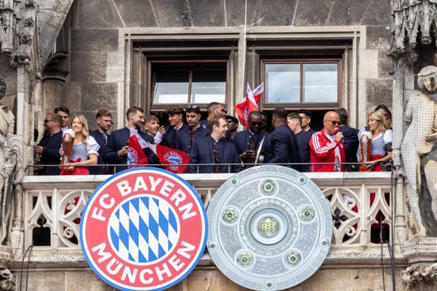 Munich, Bavaria, Germany May 17, 2026: Soccer: FC Bayern Munich™s championship celebration on the City Hall balcony and at Marienplatz in Munich following their victory in the 2025 2026 Bundesliga season. The team on the balcony