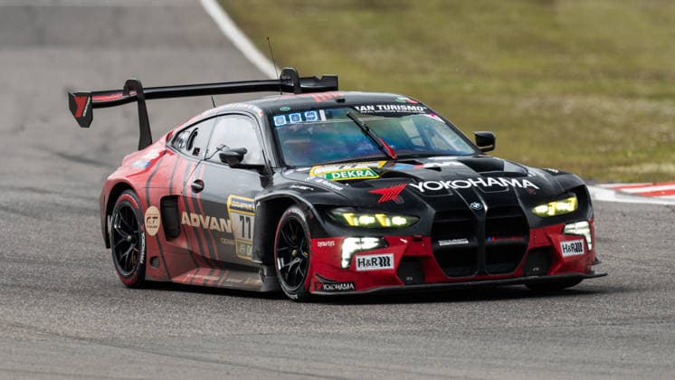 Der BMW M4 GT3 EVO mit der Startnummer 77 vom Team Schubert Motorsport mit den Fahrern Marco Wittmann, Philpp Eng, Charles Weerts und Robin Frijns fährt während des 24h Rennens auf der Grand-Prix Strecke des Nürburgrings. Nürburg Rheinland-Pfalz Deutschland