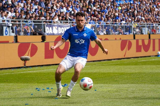 Deutschland: Fußball 2. Liga 2025 2026, 34. Spieltag - SV Darmstadt 98 vs SC Paderborn 07 Merck-Stadion am Böllenfalltor (Darmstadt): Sergio Lopez (SVD, 2) am Ball