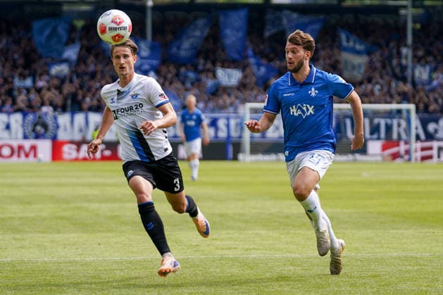 Deutschland: Fußball 2. Liga 2025 2026, 34. Spieltag - SV Darmstadt 98 vs SC Paderborn 07 Merck-Stadion am Böllenfalltor (Darmstadt): Killian Corredor (SVD, 34) im Zweikampf mit Jonah Sticker (SCP, 3)