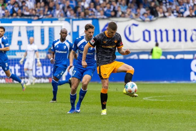 Deutschland: 2.Bundesliga, 34. Spieltag, Saison 2025 2026, 1.FC Magdeburg vs 1. FC Kaiserslautern Avnet Arena (Magdeburg) : Hanslik Daniel (1. FC Kaiserslautern, 19) im Zweikampf gegen Nollenberger Alexander (1. FC Magdeburg, 17)