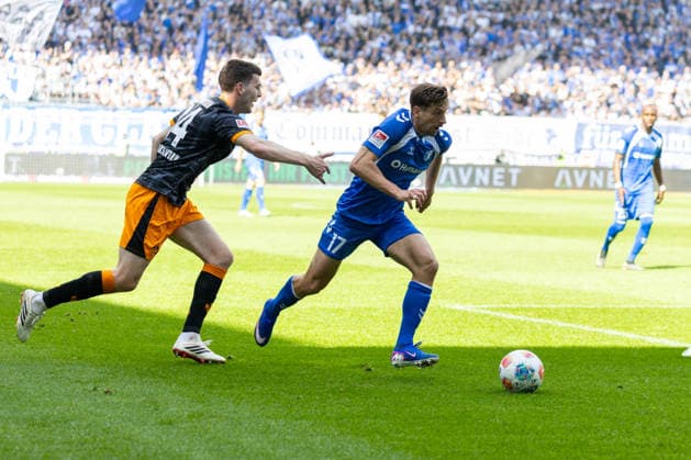 Deutschland: 2.Bundesliga, 34. Spieltag, Saison 2025 2026, 1.FC Magdeburg vs 1. FC Kaiserslautern Avnet Arena (Magdeburg) : Nollenberger Alexander (1. FC Magdeburg, 17) im Zweikampf gegen Rasmussen Jacob (1. FC Kaiserslautern, 14)