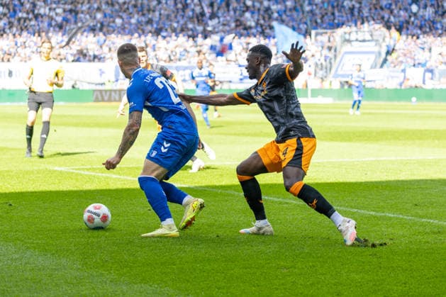 Deutschland: 2.Bundesliga, 34. Spieltag, Saison 2025 2026, 1.FC Magdeburg vs 1. FC Kaiserslautern Avnet Arena (Magdeburg) : Zukowski Mateusz (1. FC Magdeburg, 22) im Zweikampf gegen Gyamfi Maxwell (1. FC Kaiserslautern, 4)