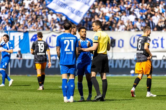 Deutschland: 2.Bundesliga, 34. Spieltag, Saison 2025 2026, 1.FC Magdeburg vs 1. FC Kaiserslautern Avnet Arena (Magdeburg) : Dr. Max Burda (Schiedsrichter), Michel Falko (1. FC Magdeburg, 21), Bockhorn Herbert (1. FC Magdeburg, 7), Atik Baris (1. FC Magdeburg, 23)
