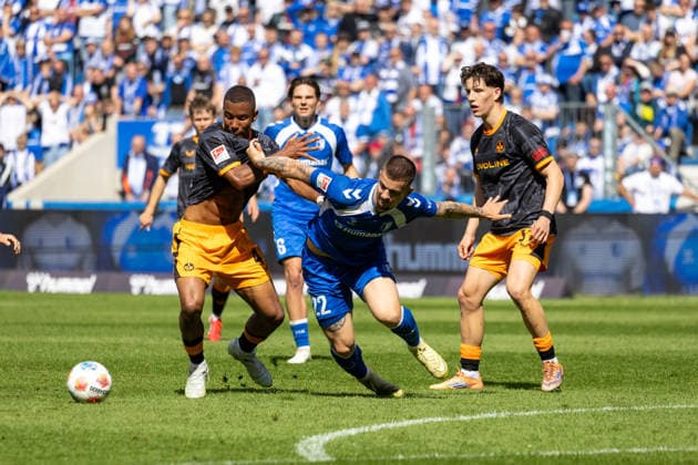Deutschland: 2.Bundesliga, 34. Spieltag, Saison 2025 2026, 1.FC Magdeburg vs 1. FC Kaiserslautern Avnet Arena (Magdeburg) : Zukowski Mateusz (1. FC Magdeburg, 22) im Zweikampf gegen Schramm David (1. FC Kaiserslautern, 41)
