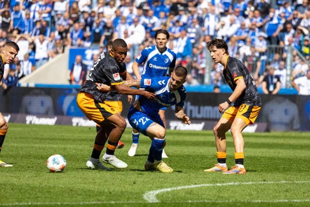 Deutschland: 2.Bundesliga, 34. Spieltag, Saison 2025 2026, 1.FC Magdeburg vs 1. FC Kaiserslautern Avnet Arena (Magdeburg) : Zukowski Mateusz (1. FC Magdeburg, 22) im Zweikampf gegen Schramm David (1. FC Kaiserslautern, 41)