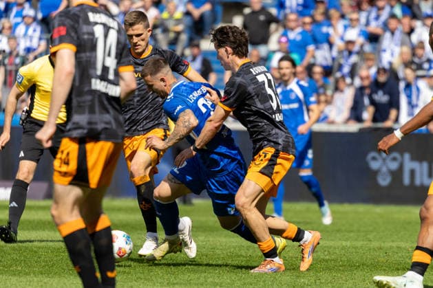 Deutschland: 2.Bundesliga, 34. Spieltag, Saison 2025 2026, 1.FC Magdeburg vs 1. FC Kaiserslautern Avnet Arena (Magdeburg) : Zukowski Mateusz (1. FC Magdeburg, 22) im Zweikampf gegen Robinson Leon (1. FC Kaiserslautern, 37)