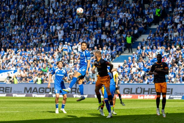 Deutschland: 2.Bundesliga, 34. Spieltag, Saison 2025 2026, 1.FC Magdeburg vs 1. FC Kaiserslautern Avnet Arena (Magdeburg) : Bockhorn Herbert (1. FC Magdeburg, 7) im Kopfball Duell gegen Wekesser Erik (1. FC Kaiserslautern, 13)