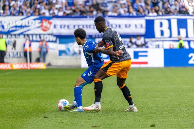 Deutschland: 2.Bundesliga, 34. Spieltag, Saison 2025 2026, 1.FC Magdeburg vs 1. FC Kaiserslautern Avnet Arena (Magdeburg) : Bockhorn Herbert (1. FC Magdeburg, 7) im Zweikampf gegen Gyamfi Maxwell (1. FC Kaiserslautern, 4)