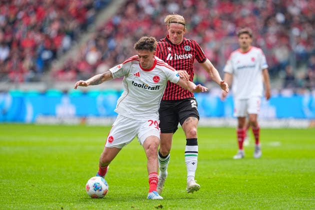 17.05.2026, xydrx, Herren, Fußball, 2.Bundesliga, Hannover 96 - 1.FC Nürnberg, Saison 2025 2026, Heinz von Heiden Arena: Javier Fernandez (1.FC Nürnberg, 20) im Zweikampf gegen Stefan Teitur Thordarson (Hannover 96, 23) DFB regulations prohibit any use of photographs as image sequences and or quasi-video.
