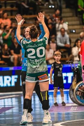 Handball-ALSCO HBF: SV Halle-Neustadt gegen Frisch auf Göppingen Frauen am 17.05.2026 in der EWS Arena Göppingen. Louisa De Bellis und Torwart Celina Meißner klatschen sich nach erfolgreichem Spielverlauf ab und feiern den Sieg ihres Teams in grünen Trikots. Louisa De Bellis ( 20, Frisch auf Göppingen) und Celina Meißner ( 61, Frisch auf Göppingen)