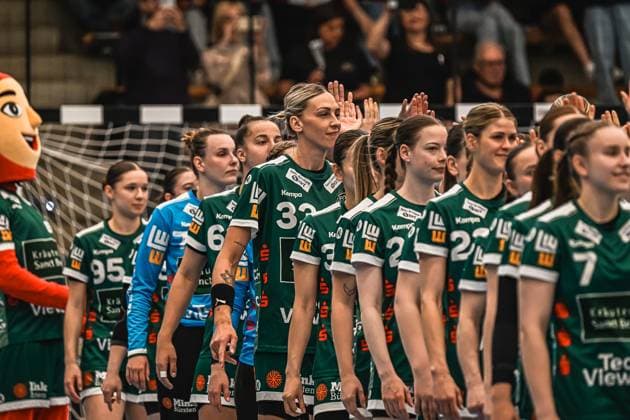 Szene mit Lara Däuble (95; Frisch auf Göppingen Frauen), Luisa Schulze (33; Frisch auf Göppingen Frauen), Celina Meißner (61; Frisch auf Göppingen Frauen), Sophia Marie Mohr (27; Frisch auf Göppingen Frauen), Ann Kynast (5; Frisch auf Göppingen Frauen), Nicola Merz (23; Frisch auf Göppingen Frauen), Haruno Sasaki (32; Frisch auf Göppingen Frauen), Luisa Scherer (24; Frisch auf Göppingen Frauen) und Louisa De Bellis (20; Frisch auf Göppingen Frauen) in der EWS Arena Szene mit Lara Däuble (95; Frisch auf Göppingen Frauen) und Teamkollegen