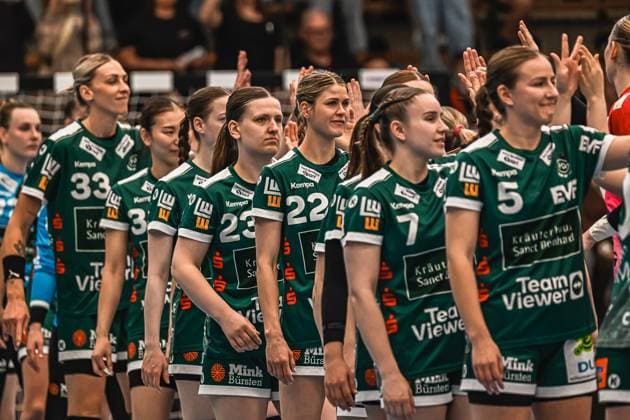 Szene mit Luisa Schulze (33; Frisch auf Göppingen Frauen), Nicola Merz (23; Frisch auf Göppingen Frauen), Sina Ehmann (22; Frisch auf Göppingen Frauen), Lea Watzl (7; Frisch auf Göppingen Frauen) und Ann Kynast (5; Frisch auf Göppingen Frauen) in der EWS Arena Szene mit Luisa Schulze (33; Frisch auf Göppingen Frauen) und Teamkollegen