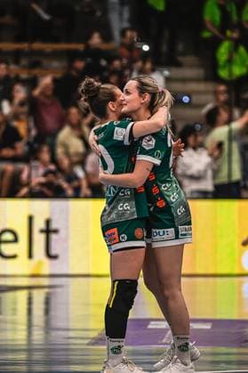 Szene mit Ann Kynast (5; Frisch auf Göppingen Frauen) und Lea Watzl (7; Frisch auf Göppingen Frauen) in der EWS Arena Jubel mit Ann Kynast (5; Frisch auf Göppingen Frauen) und Lea Watzl (7; Frisch auf Göppingen Frauen)