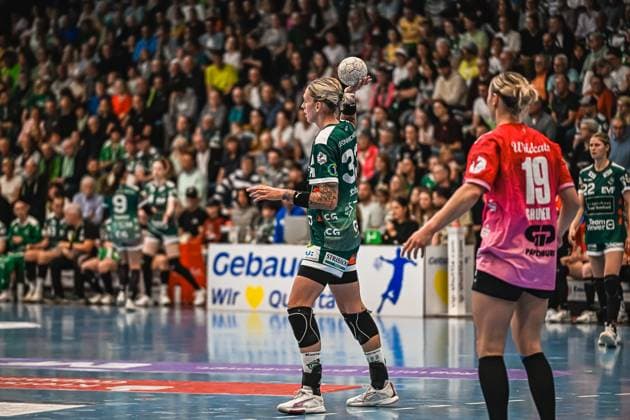 Szene mit Luisa Schulze (33; Frisch auf Göppingen Frauen) und Lea Gruber (19; SV Halle-Neustadt) in der EWS Arena Szene mit Luisa Schulze (33; Frisch auf Göppingen Frauen) und Lea Gruber (19; SV Halle-Neustadt)