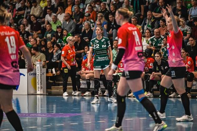 Szene mit Sina Ehmann (22; Frisch auf Göppingen Frauen), Lea Gruber (19; SV Halle-Neustadt) und Marie Polakova (23; SV Halle-Neustadt) Szene mit Sina Ehmann (22; Frisch auf Göppingen Frauen) und Lea Gruber (19; SV Halle-Neustadt)
