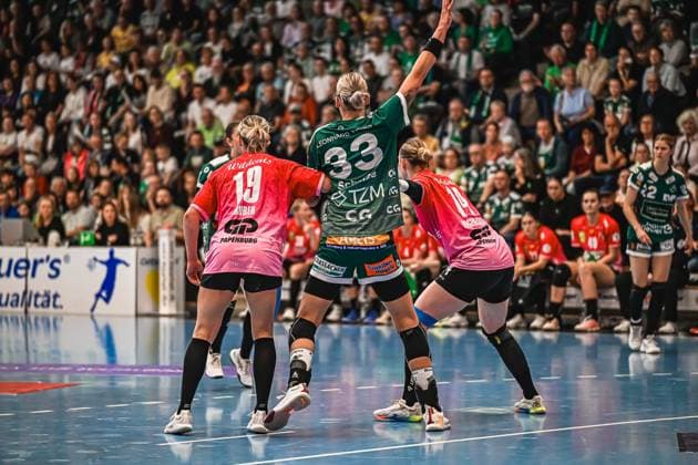 Szene mit Lea Gruber (19; SV Halle-Neustadt), Luisa Schulze (33; Frisch auf Göppingen Frauen) und Tina Wagenlader (14; SV Halle-Neustadt) Szene mit Lea Gruber (19; SV Halle-Neustadt) und Luisa Schulze (33; Frisch auf Göppingen Frauen)