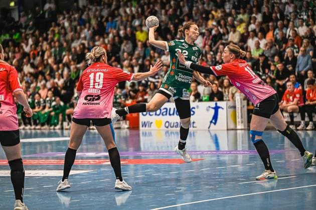 Szene mit Haruno Sasaki (32; Frisch auf Göppingen Frauen), Lea Gruber (19; SV Halle-Neustadt) und 11; SV Halle-Neustadt Szene mit Haruno Sasaki (32; Frisch auf Göppingen Frauen) und Gegnerinnen