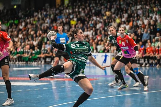Szene mit Lea Neubrander (81; Frisch auf Göppingen Frauen), Tina Wagenlader (14; SV Halle-Neustadt) und Lea Gruber (19; SV Halle-Neustadt) in der EWS Arena Szene mit Lea Neubrander (81; Frisch auf Göppingen Frauen) und Gegnerinnen