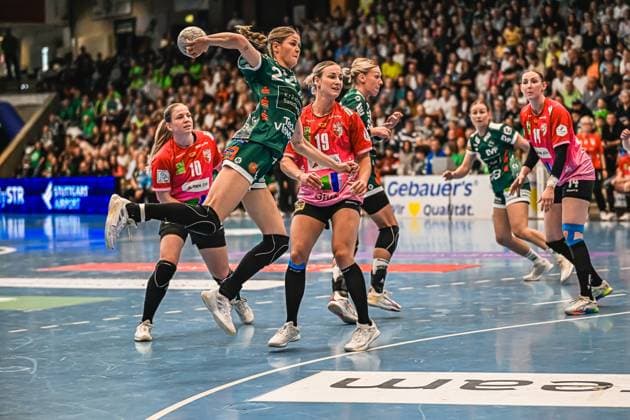 Szene mit Nicola Merz (23; Frisch auf Göppingen Frauen), Lea Gruber (19; SV Halle-Neustadt), Viktoria Marksteiner (10; SV Halle-Neustadt) und Sina Ehmann (22; Frisch auf Göppingen Frauen) Szene mit Nicola Merz (23; Frisch auf Göppingen Frauen) und Lea Gruber (19; SV Halle-Neustadt)