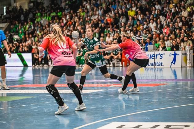 Szene mit Haruno Sasaki (32; Frisch auf Göppingen Frauen), Viktoria Marksteiner (10; SV Halle-Neustadt) und Lynn Molenaar (7; SV Halle-Neustadt) Szene mit Haruno Sasaki (32; Frisch auf Göppingen Frauen) und Viktoria Marksteiner (10; SV Halle-Neustadt)