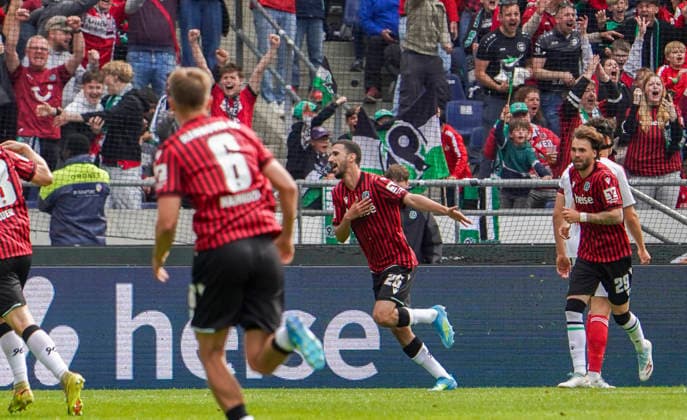 Deutschland: Fussball 2.Bundesliga 2025 2026, 34. Spieltag - Hannover 96 vs 1. FC Nürnberg - Heinz von Heiden Arena Stadion (Hannover): Tor und Torjubel zum Waniss TaÃ¯bi Waniss Taibi (Hannover 96, 26) Hannover