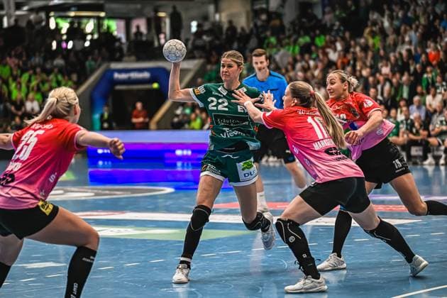 Szene mit Sina Ehmann (22; Frisch auf Göppingen Frauen), Viktoria Marksteiner (10; SV Halle-Neustadt) und Lea Gruber (19; SV Halle-Neustadt) Szene mit Sina Ehmann (22; Frisch auf Göppingen Frauen) und Viktoria Marksteiner (10; SV Halle-Neustadt)