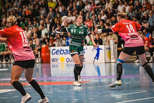 Szene mit Lea Neubrander (81; Frisch auf Göppingen Frauen), Lea Gruber (19; SV Halle-Neustadt) und Tina Wagenlader (14; SV Halle-Neustadt) Szene mit Lea Neubrander (81; Frisch auf Göppingen Frauen) und Gegnerinnen