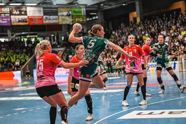 Szene mit Ann Kynast (5; Frisch auf Göppingen Frauen), Lea Watzl (7; Frisch auf Göppingen Frauen), Lilli Röpcke (25; SV Halle-Neustadt), Lea Gruber (19; SV Halle-Neustadt) und Marie Polakova (23; SV Halle-Neustadt) Szene mit Ann Kynast (5; Frisch auf Göppingen Frauen) und Lilli Röpcke (25; SV Halle-Neustadt)