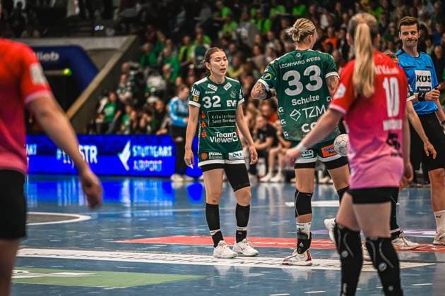 Szene mit Haruno Sasaki (32; Frisch auf Göppingen Frauen), Luisa Schulze (33; Frisch auf Göppingen Frauen) und Viktoria Marksteiner (10; SV Halle-Neustadt) Szene mit Haruno Sasaki (32; Frisch auf Göppingen Frauen) und Luisa Schulze (33; Frisch auf Göppingen Frauen)