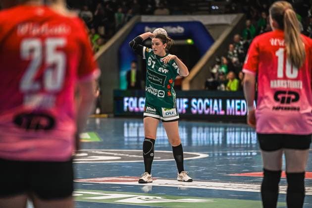 Szene mit 87; Frisch auf Göppingen Frauen, Lilli Röpcke (25; SV Halle-Neustadt) und Viktoria Marksteiner (10; SV Halle-Neustadt) Szene mit 87; Frisch auf Göppingen Frauen und Gegnerinnen