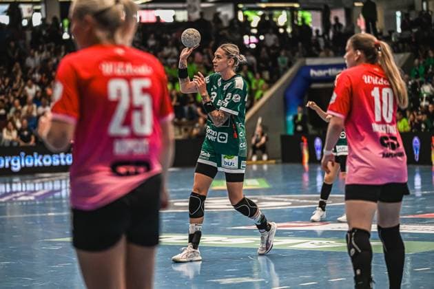 Szene mit Aylin Bornhardt (13; Frisch auf Göppingen Frauen), Lilli Röpcke (25; SV Halle-Neustadt) und Viktoria Marksteiner (10; SV Halle-Neustadt) Szene mit Aylin Bornhardt (13; Frisch auf Göppingen Frauen) und Lilli Röpcke (25; SV Halle-Neustadt)