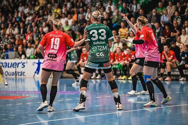 Szene mit Lea Gruber (19; SV Halle-Neustadt), Luisa Schulze (33; Frisch auf Göppingen Frauen) und Tina Wagenlader (14; SV Halle-Neustadt) Szene mit Lea Gruber (19; SV Halle-Neustadt) und Luisa Schulze (33; Frisch auf Göppingen Frauen)