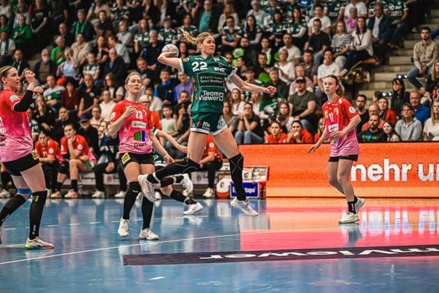 Szene mit Sina Ehmann (22; Frisch auf Göppingen Frauen), Marie Polakova (23; SV Halle-Neustadt) und Emma Hertha (17; SV Halle-Neustadt) Szene mit Sina Ehmann (22; Frisch auf Göppingen Frauen) und Marie Polakova (23; SV Halle-Neustadt)