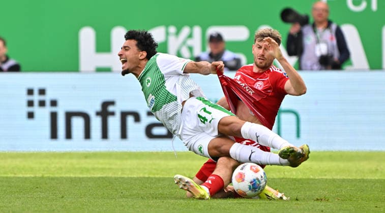17.05.2026 - Fussball - Saison 2025 2026 - 2. Fussball - Bundesliga - 34. Spieltag: SpVgg Greuther Fürth ( Kleeblatt ) - Fortuna Düsseldorf - Sportfoto Zink MeZi - xmexzix - DFL regulations prohibit any use of photographs as image sequences and or quasi-video - only for editorial use - Sayfallah Ltaief (47, SpVgg Greuther Fürth ) vor Christopher Lenz (3, Fortuna Düsseldorf F95, rechts )