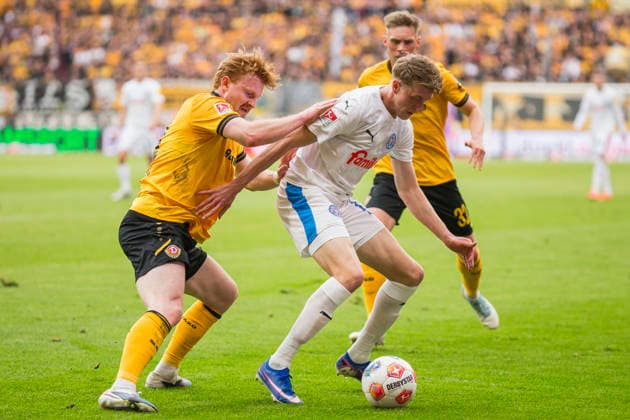 17.05.2026, xomx, Fussball 2.Bundesliga, Dynamo Dresden - Holstein Kiel v.l. Robert Wagner (Dynamo Dresden) und Alexander Bernhardsson (Holstein Kiel) im Zweikampf am Ball. (DFL DFB REGULATIONS PROHIBIT ANY USE OF PHOTOGRAPHS as IMAGE SEQUENCES and or QUASI-VIDEO) Dresden