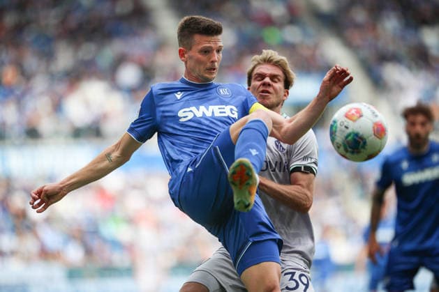 Marvin Wanitzek (Karlsruher SC, 10) im Zweikampf mit Leandro Morgalla (VfL Bochum, 39), Karlsruher SC vs. VfL Bochum, 2. Bundesliga, 34. Spieltag, 2025 2026, 17.05.2026, DFL REGULATIONS PROHIBIT ANY USE OF PHOTOGRAPHS AS IMAGE SEQUENCES AND OR QUASI-VIDEO, Karlsruher SC vs. VfL Bochum, 2. Bundesliga, 34. Spieltag, 2025 2026, 17.05.2026 Karlsruhe