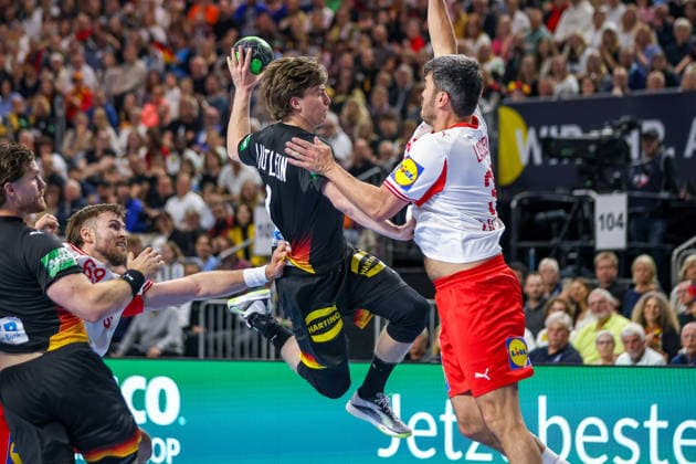 17.05.2026, xkwix, Handball, Länderspiel, Deutschland - Dänemark , Lanxess-Arena in Köln: Nils Lichtlein (Germany 03) beim Torwurf und Zweikampf gegen Emil Bergholt (Denmark 33)Photo: xKamilxWilkowskixPressefotoKochx Nordrhein-Westfalen Deutschland